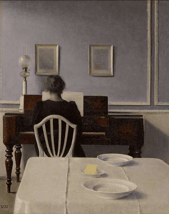 Copywriter landing page servizi benessere. Donna di spalle al pianoforte in una stanza grigia, dipinto di Vilhelm Hammershøi