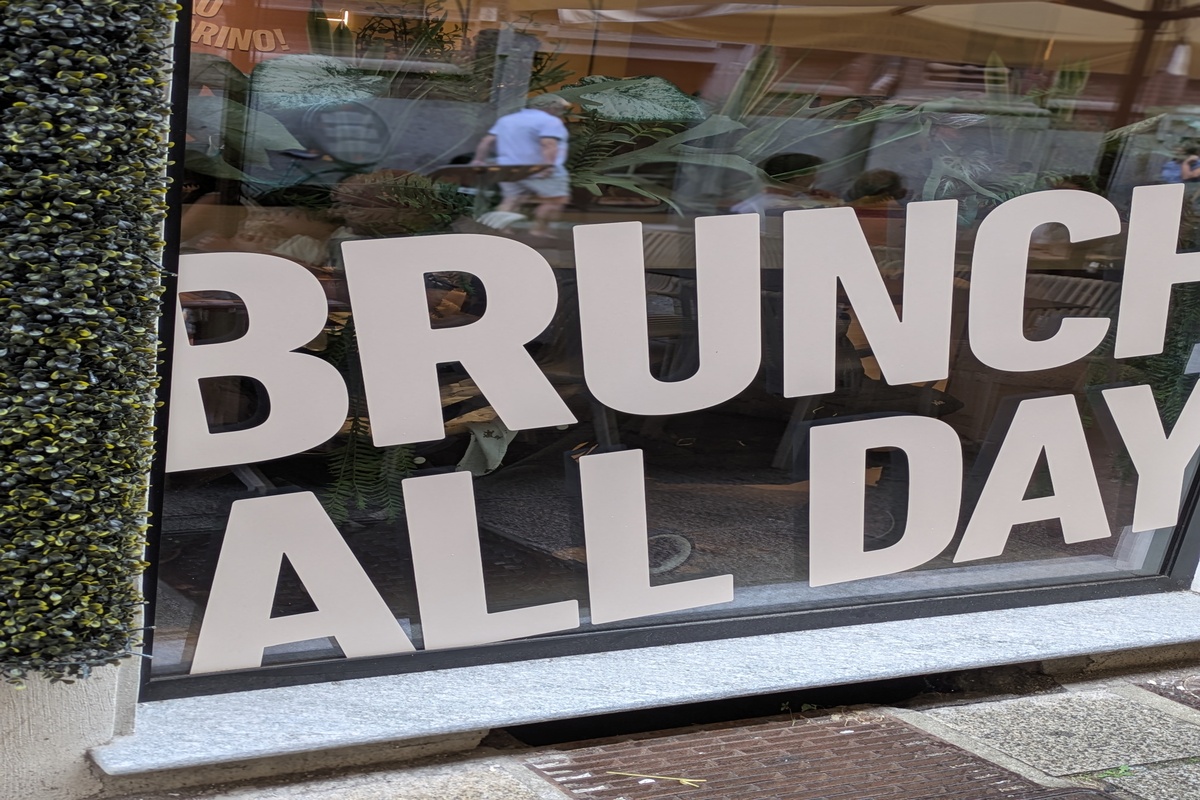 Scrivere in modo chiaro, la scritta Brunch all day sulla vetrina di un locale a Milano. scrivere in modo chiaro. Stefania Vannucci Copywriter